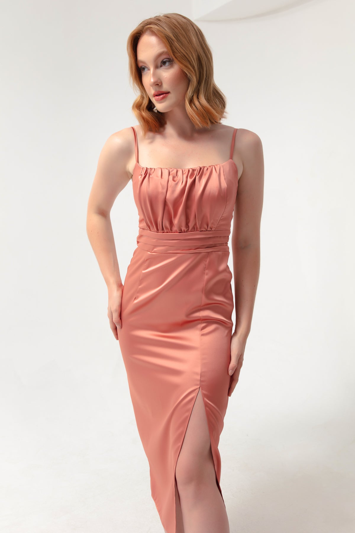 Kadın Somon İnce Askılı Yırtmaçlı Midi Saten Abiye Elbise