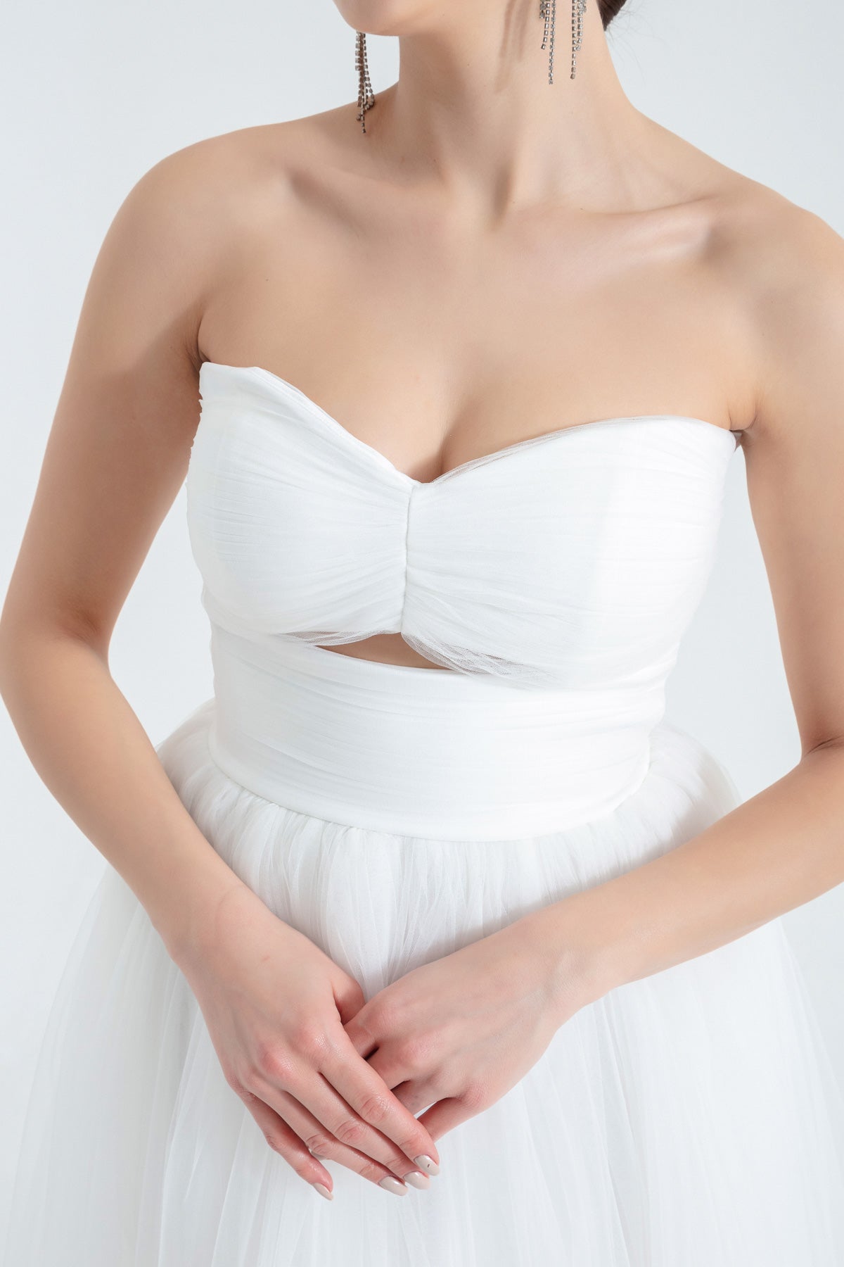 Kadın Beyaz Dar Kalıp Straplez Tül Abiye Elbise