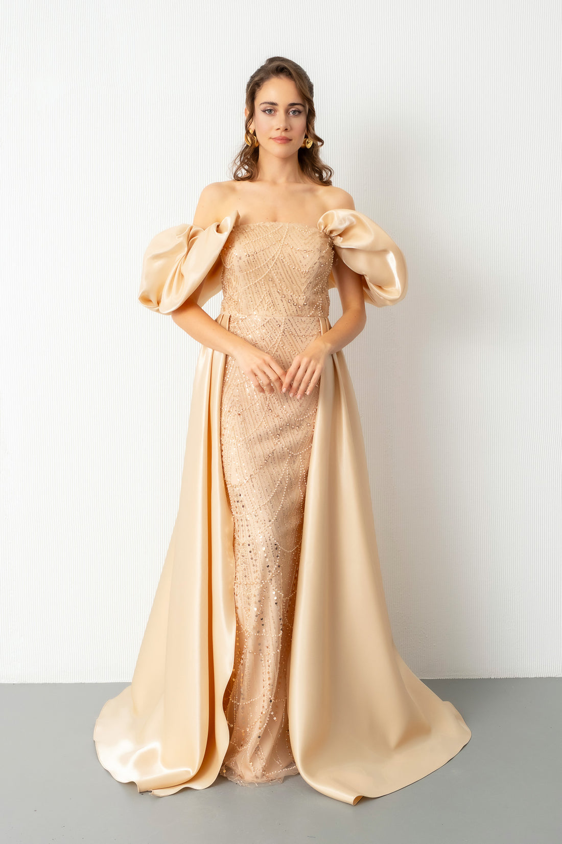 Kadın Bej Kayık Yaka Saten Kuyruklu Uzun Boncuklu Abiye