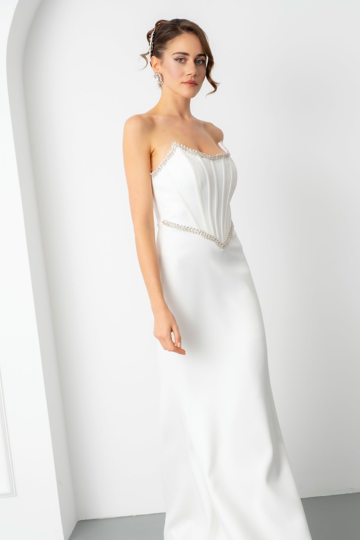 Kadın Beyaz Dar Kalıp Straplez Taşlı Peplum Kesim Söz Nişan Nikah Abiye