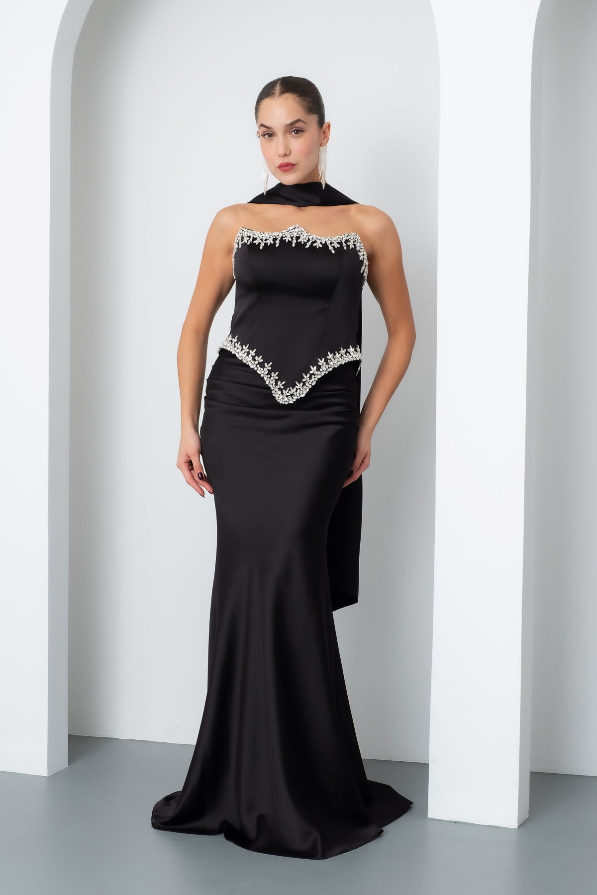 Kadın Siyah Dar Kalıp Straplez Taşlı Uzun Saten Abiye Elbise