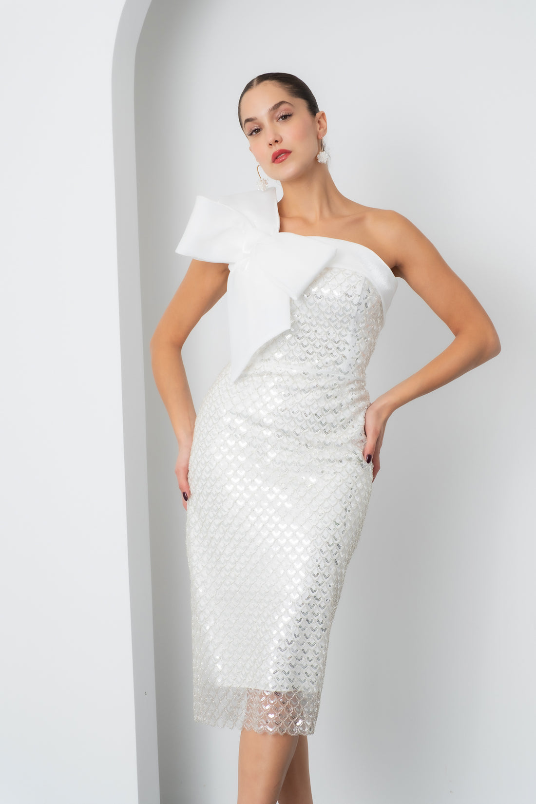 Kadın Beyaz Tek Omuz Boncuklu Midi Gece Elbisesi