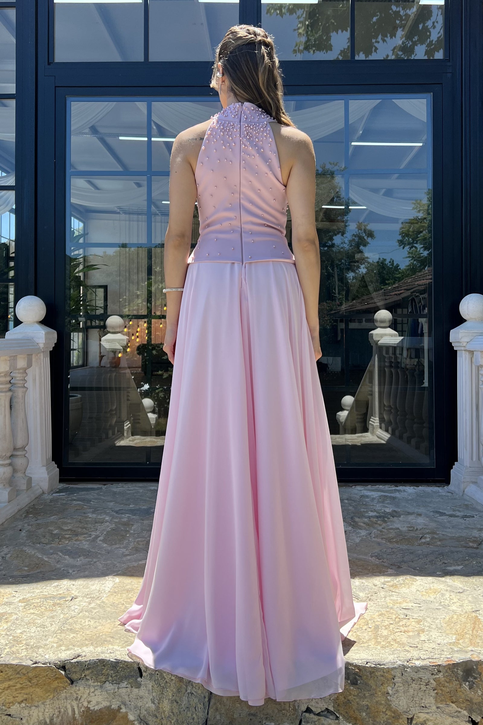 Kadın Pudra Halter Yaka İncili Yırtmaçlı Uzun Söz Nişan Abiye Elbise