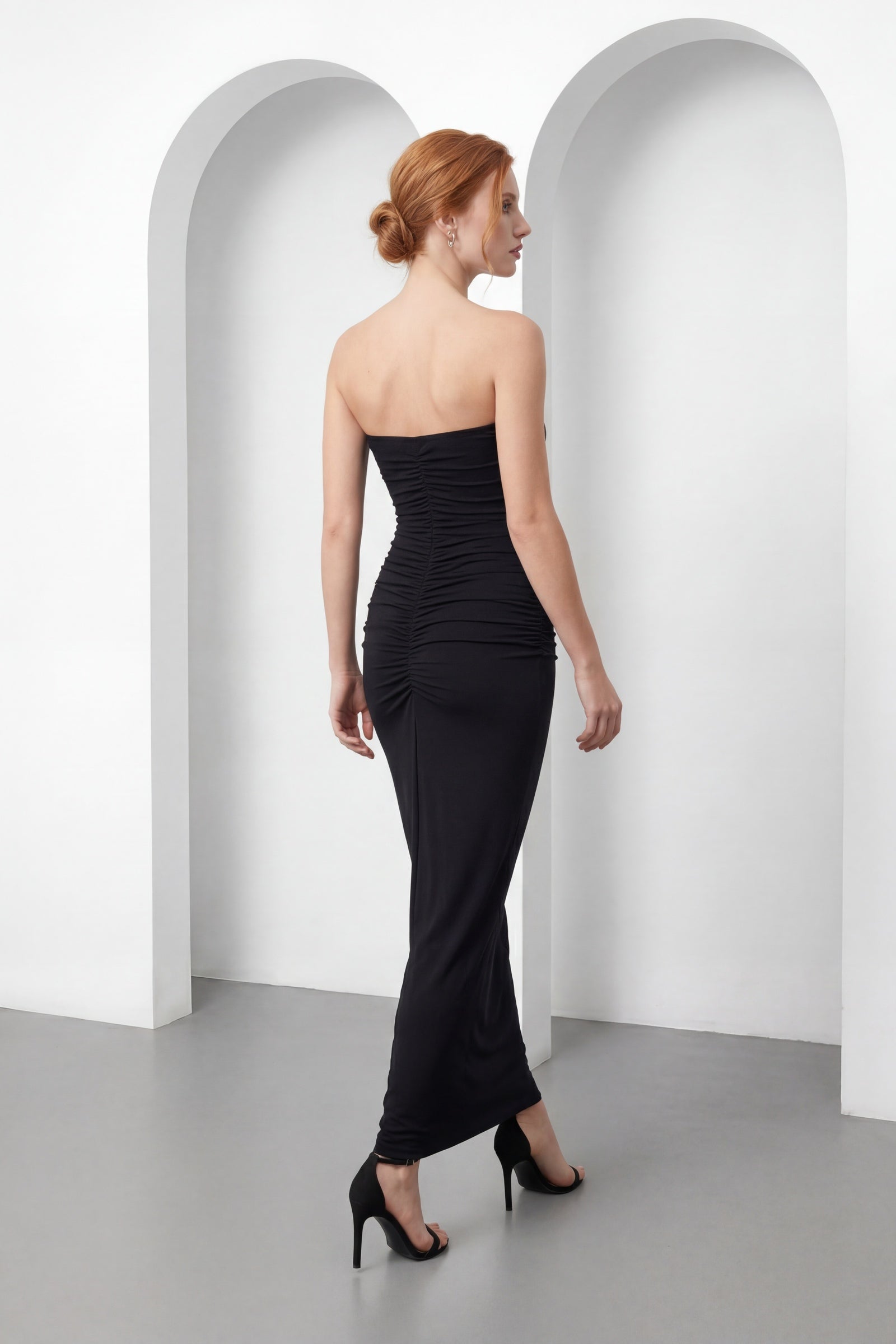 Kadın Siyah Straplez Yaka Aksesuar Detay Maxi Davet Elbisesi
