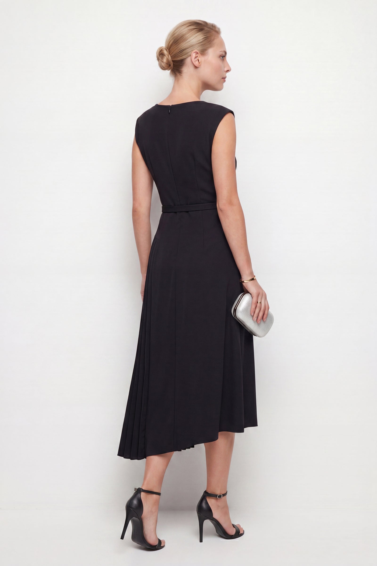 Kadın Siyah Bisiklet Yaka Pileli Midi Davet Elbisesi